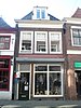 Pand van eenvoudige architectuur. Van belang voor het geheel van de Kerkstraat