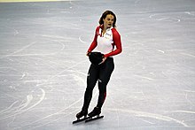 Kim Boutin au centre de la patinoire, son casque dans les mains