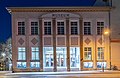 Eingang zum Kino im Museumsgebäude bei Nacht