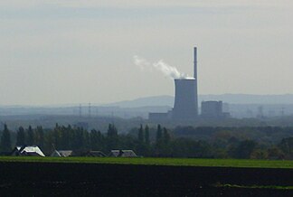 Fernansicht aus knapp 50 km nordwestlicher Entfernung (nördliches Ruhrgebiet auf 106 m ü. NHN), die eindringlich die Dominanz der Iserlohner Höhe nach Norden und Nordosten zeigt; links des Kraftwerks der Ostenberg, rechts der Balver Wald.