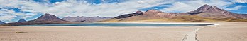 Vista de um caminho e da lagoa Miscanti no altiplano da região de Antofagasta, norte do Chile. (definição 27 882 × 4 710)