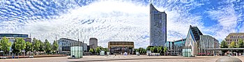 Panorama a 180° del lato sud della piazza con Europahaus, Gewandhaus, City-Hochhaus, Augusteum, Paulinum