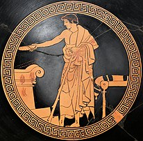 Une scène de libation peinte par Macron au centre d'un kylix (c. 480 av. J.-C., musée du Louvre). (définition réelle 2 500 × 2 450)