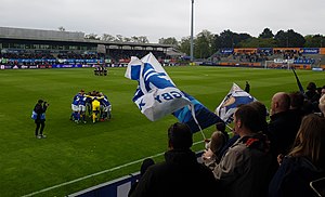 Lyngby BK gegen Vendsyssel FF im Lyngby Stadion (2019). Blick von der West- auf die Ost- und die Südtribüne ohne Dach.