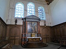 Le maître-autel, le tableau Adoration des mages et les stalles du chœur.
