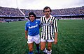 Der Drittplatzierte Michel Platini (rechts) von Juventus Turin mit Diego Maradona (links) vom SSC Neapel (1986)