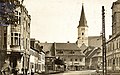 Blick vom Marktplatz nach Süden durch den Rathausplatz zur Stadtkirche; linke Seite: (Eckhaus) „Kreditanstalt der Deutschen“