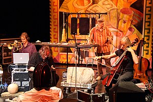 (el maldekstro dekstren) Markus Stockhausen kun Klaus Feßmann, Manfred Kniel kaj Friedemann Dähn (Ensemble Klangstein) ĉe TFF Rudolstadt, 2009