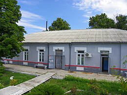 Окупаційною владою будівлю вокзалу перефарбовано у кольори російської залізниці, (2018)