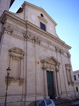 Fasaden vid Piazza di San Francesco di Paola.
