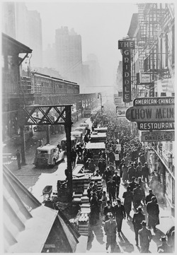 Надземная железная дорога на Шестой авеню Нью-Йорка и людная улица внизу, ок. 1940 - НАРА - 535709.tif