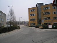 Nieuwe Houtenseweg met links het gebouw van Altrecht en rechts Woudstede