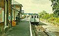 Un treno elettrico alla stazione di Ongar nel 1980