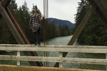 Jeune fille sur le rebord d'un pont.