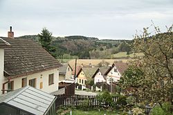 Celkový pohled na obec od přírodní památky Pahorek u Vržanova