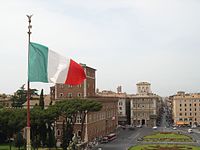 Bandiera italiana sventola a Piazza Venezia a Roma