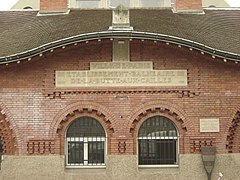 Façade de la piscine de la Butte-aux-Cailles.