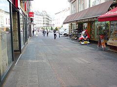 La Grande Rue (la libraririe est située sur la gauche de la photo)
