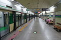 Sân ga Tuyến nhánh Sinjeong hướng tới Sindorim (trước khi thay đổi phông chữ, trong Tổng công ty vận tải nhanh đô thị Seoul)
