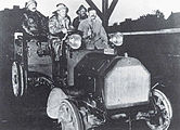 SKF kogellager veldtest met een Scania vrachtwagen in 1909. Sven Wingquist zit rechts op de achterbank.