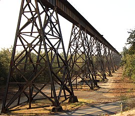 Hauptelement der Stahlbrücke sind von Gittermasten getragene Vollwandträger