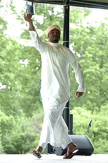Szaúdi férfi táncol