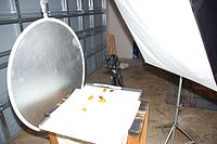 Nastavní prvků ve fotografickém studiu pro pořízení efektů vpravo, základem je skleněná deska uzpůsobená jako malý bazén s okraji, která je ze spodní strany natřená bílou barvou