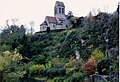 Vue de l'église sur un promontoire, en contre-plongée.