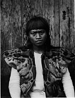 Taiwanischer Ureinwohner (vermutlich aus dem Volk der Rukai) trägt eine Weste aus Nebelparderfell. Foto des japanischen Anthropologen und Archäologen Torii Ryūzō (um 1900).