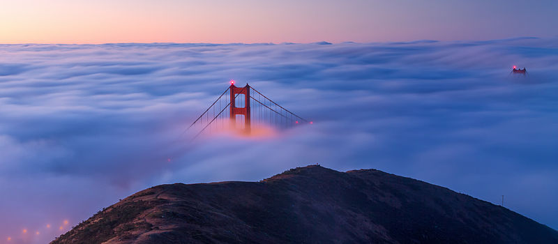 Мост Голден гејт у магли, Сан Франциско.
