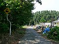 駅前。画像奥の踏切そばが駅入口となる。 （2010年8月29日）