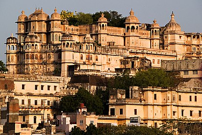 http://upload.wikimedia.org/wikipedia/commons/thumb/0/01/Udaipur-citypalace.jpg/413px-Udaipur-citypalace.jpg