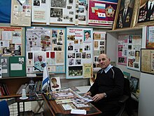 מנהל המוזיאון יוסף סיטניקוב בחלל המוזיאון כששכן בבן דור