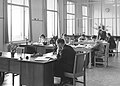 Medewerkers die aan het werk zijn in het nieuwe kantoor, tevens in 1951 - 1952.