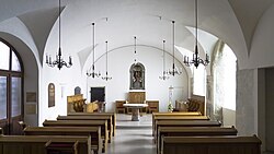 Loretánská kaple. Kovové dveře vlevo od oltáře vedou do Hrobky srdcí.
