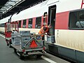 Beschickung eines Speisewagens in einem SBB RABDe 500 (2010)