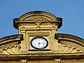Horloge et fronton de la façade latérale