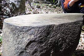 «Камінь-стіл» на стежці від джерела Ак-Чокрак до джерела Ай-Йорі