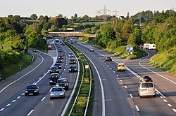 Autostrada A1 mes Zyrihut-Affoltern dhe Rümlang, Affoltern në të djathtë.