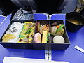 Contoh "GOZEN Premium" yang ditawarkan pada penerbangan semasa waktu sarapan, makan tengah hari dan makan malam (14 Oktober 2012, penerbangan Kagoshima → Haneda)