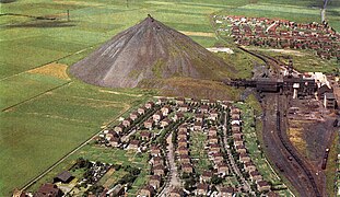 La fosse modernisée, son terril, et ses cités.