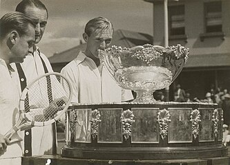 Australané John Bromwich a Adrian Quist po finále 1939 proti Spojeným státům v Sydney. Po 20 letech tak získali pro Austrálii salátovou mísu