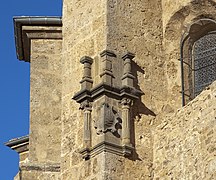 Escudo en el exterior del templo.