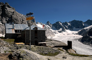 Die Fornohütte oberhalb des Fornogleschers im Jahre 2004