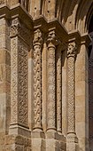 Säulen und Kapitelle am Hauptportal
