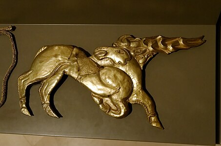 Cerf d'or en or, vers le VIe siècle av. J.-C., ornant le bouclier d'un prince scythe de Hongrie, musée national hongrois.