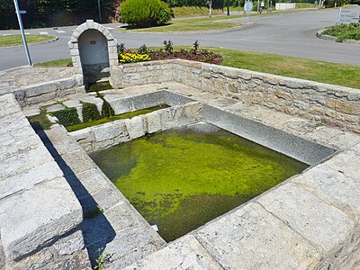 Fontaine à deux lavoirs.