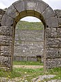 Arco de meyo punto en o Teatro griego de Dodona en Grecia.