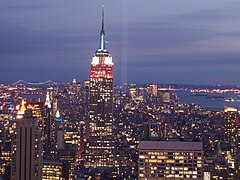 L'Empire State Building éclairé en bleu, blanc et rouge lors de la fête nationale américaine, le 4 juillet, mais aussi pour la fête nationale française, le 14 juillet.