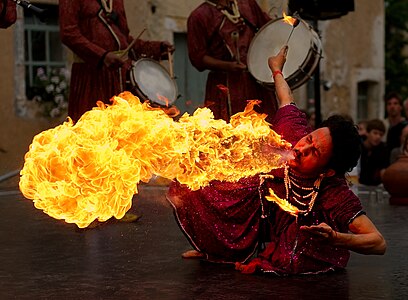 Ağızdan ateş çıkarma "Jaipur Maharaja Brass Band". Chassepierre, Belçika (Üreten:Lviatour)